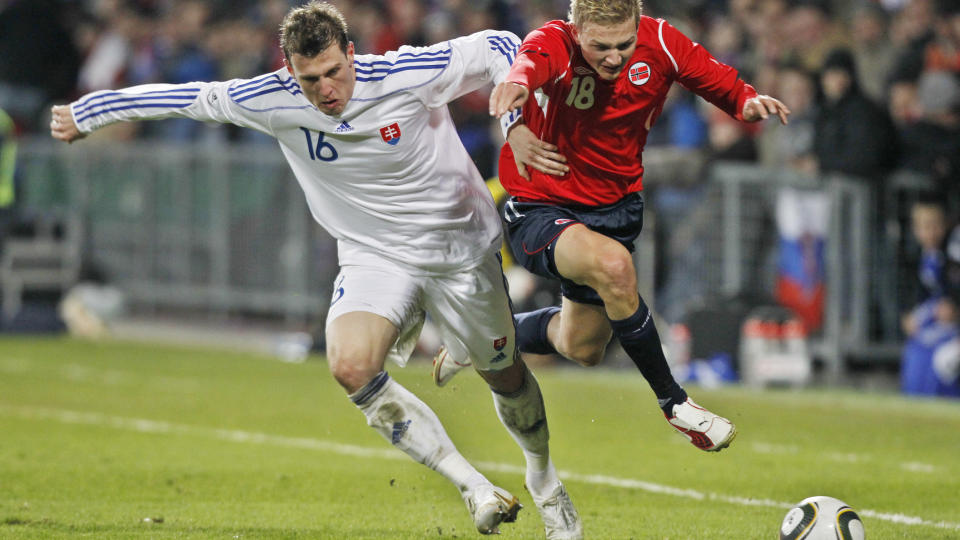 SKAPTE TR�BBEL: Erik Huseklepp viste muskler i Slovakia i g�r, og sendte samtidig ut en advarsel til tippeligaforsvarerne halvannen uke f�r seriestart. - Jeg har blitt sterkere siden i fjor, sier Brann-spissen. Her er det Jan Durica som m� gi tapt i en duell. Foto: H�kon Mosvold Larsen, Scanpix