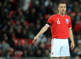 GREIT MOTTATT: F�rst pipekonsert, deretter jubel for John Terry. Foto: Paul Ellis / AFP.