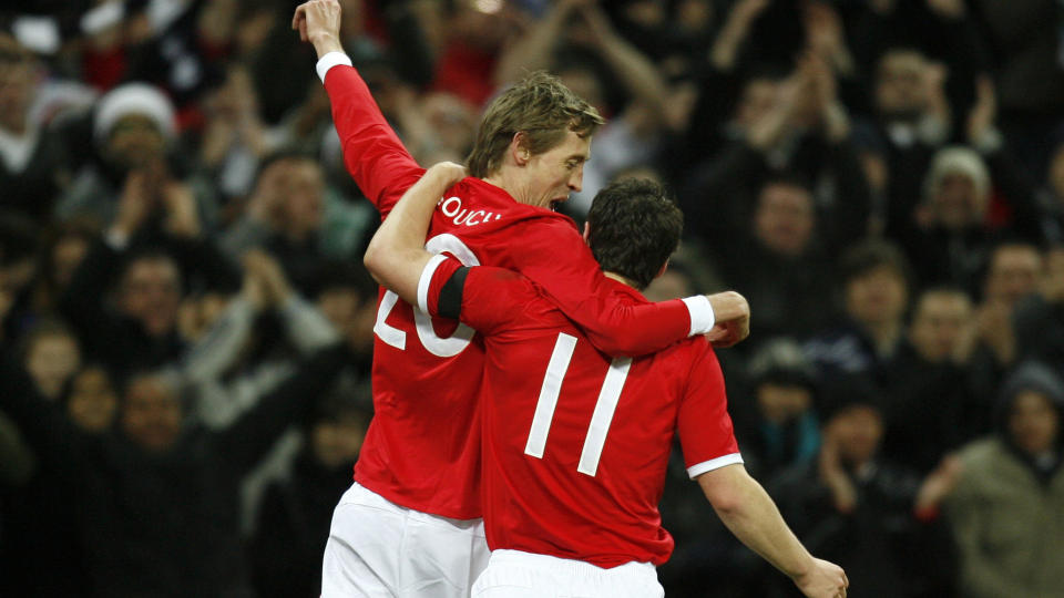 SCORET IGJEN: Peter Crouch, her i m�lfeiring med Gareth Barry, har scoret 22 m�l p� 38 kamper for England. Egypt fikk merke fyrt�rnets gode landslagsstatistikk. Foto: Ian Kington / AFP.