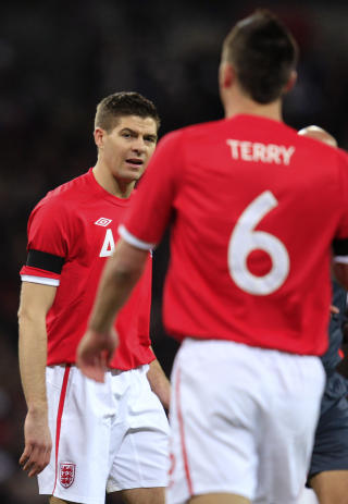 SKRYTER: Steven Gerrard var kaptein for England i g�r, men skryter av sin forgjenger.Foto: SCANPIX/REUTERS/ Eddie Keogh