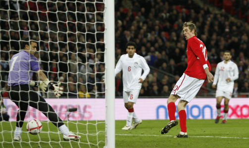 TOM�LSSCORER: Peter Crouch fortsetter � levere m�l for England.Foto: SCANPIX/AFP/Ian Kington