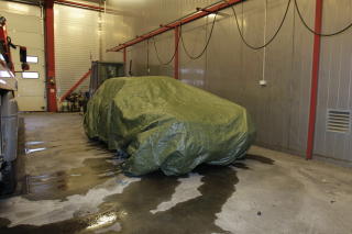 KJ�RTE NED POLITIMANNEN: Bilen som kj�rte ned politimannen i natt er fraktet til Falck-stasjonen i Kristiansand. Foto: Tor Erik Schr�der/SCANPIX
