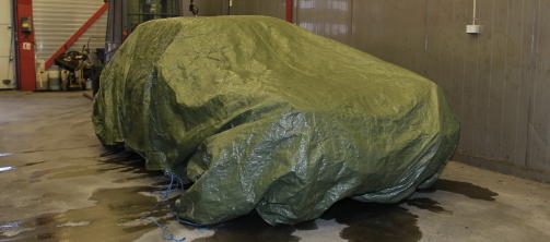 STANSET I KRISTIANSAND: Bilen som kj�rte p� en politimann i Grimstad natt til torsdag, st�r dekket av en presenning p� Falck-stasjonen i Kristiansand. Bilen ble stoppet og bilf�reren p�grepet ved Hannevika i Kristiansand.  
Foto: Tor Erik Schr�der / SCANPIX