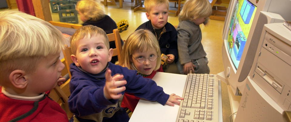 TIDLIG UTE: I  Rusvik naturbarnehage p� Karm�y har selv ett�ringene PC-tilgang. Vidar Huseby (5), Lage A. Madsen (2), Inger Stine
�kland (5) og Fredrik Olsen Sund (4 1/2) storkoser seg foran datamaskinen. Arkivfoto: ERLING H�GELAND
