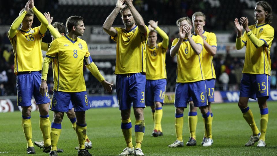 SEIER: Her jubler de svenske spillerne etter seieren i Wales. I svensk presse omtales kampprogrammet som kampens h�ydepunkt. Foto: AP/Jon Super