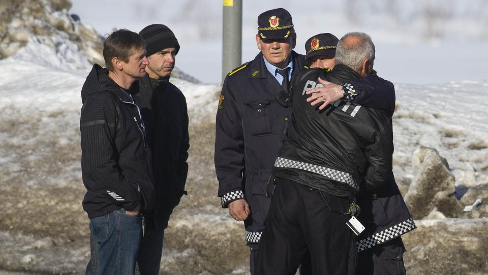 MINNET KOLLEGAEN: Flere politifolk reiste i formiddag til ulykkesstedet der en politimann (48) ble meid ned og drept. Foto: TORBJ�RN BERG