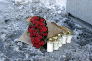 ROSER OG LYS: Flere dro til ulykkesstedet for � minnes politimannen. Foto: Tor Erik Schr�der / SCANPIX
