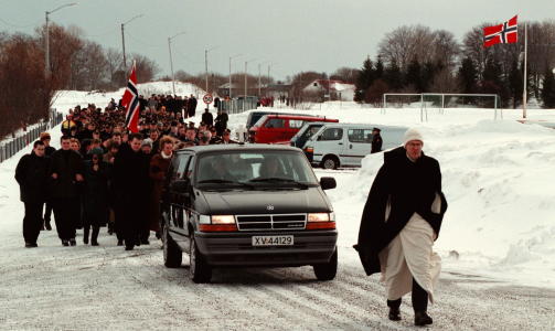 RYSTET NORGE:  Rundt �tte hundre mennesker fulgte lensmann
Sigurd Wangs gravferd fra kirken p� Her�y da han ble gravlagt
i Her�y kirke. Foran g�r presten  Arne Magnus Sm�rvik.