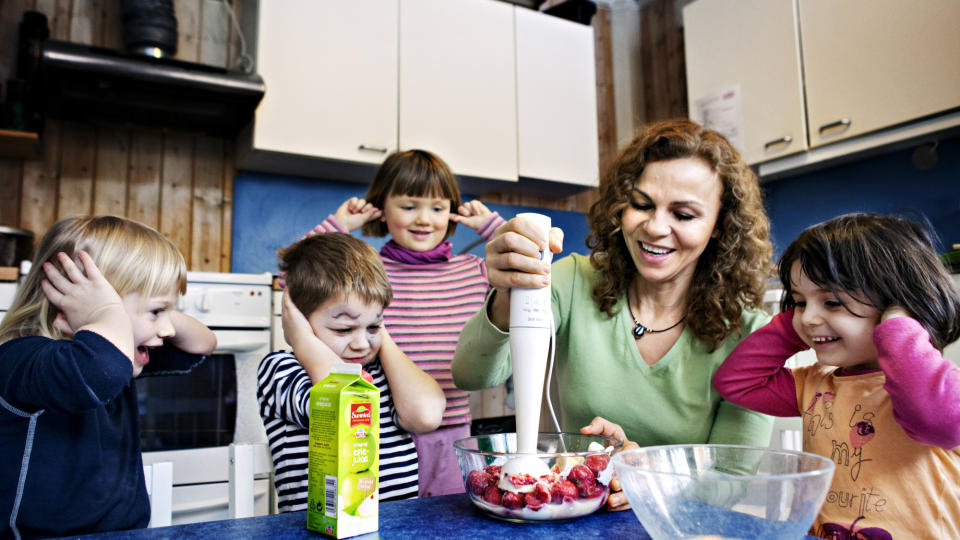 KLART FOR DESSERT: Julie Schram-Fosse (5), Sindre Krekling (6), Helle Kaastrup Mo (4) og Sara Azad Jamalazad (4) venter p� desserten mens Kari Jaquesson mikser sammen jordb�rsmothieen. Foto: Nina Hansen