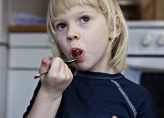 SMAKER: Ingen sak � f� barn til � spise, mener Kari Jaquesson. Julie Schram-Fosse (5) smaker p� pastaretten og babytomatene Foto: Nina Hansen