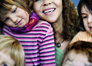 MORO MED MAT: Det skal v�re g�y � spise, mener Kari Jaquesson. Her sammen med f.v Julie Schram-Fosse (5), Helle Kaastrup Mo (4), Sara Azad Jamalazad (4) Sindre Krekling (6) Foto: Nina Hansen