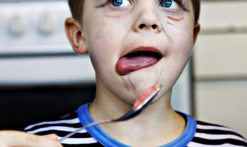 S�TT OG GODT: Dessert er best, mener Sindre Krekling (6), som smaker p� Smoothien. Foto: Nina Hansen