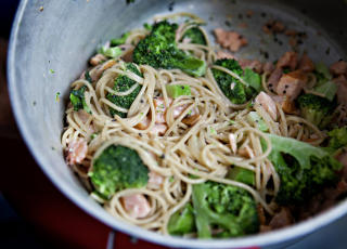 HVERDAGSPASTA: Godt for b�de store og sm�. Fullkornspasta med laks og brokkoli. Foto: Nina Hansen