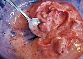SUNN IS: Smoothie med frosne jordb�r og banan kan spises som is. Foto: Nina Hansen