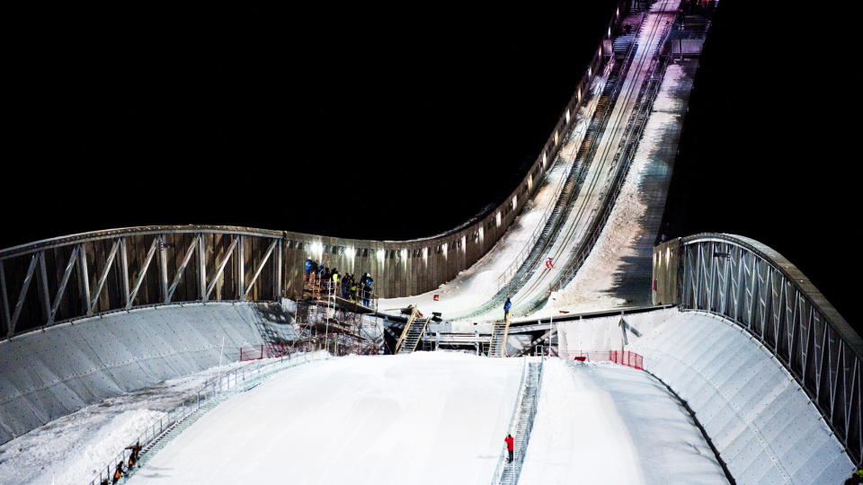 LEDERNE IRETTESETTES: Bj�rn Einar Rom�ren tar det f�rste hoppet i nye Holmenkollen. Foto: Thomas Rasmus Skaug, Dagbladet