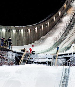 TOK DET F�RSTE HOPPET: Bj�rn Einar Rom�ren i aksjon dagen f�r den offisielle �pningen av Nye Holmenkollen. 
Foto: Thomas Rasmus Skaug / Dagbladet