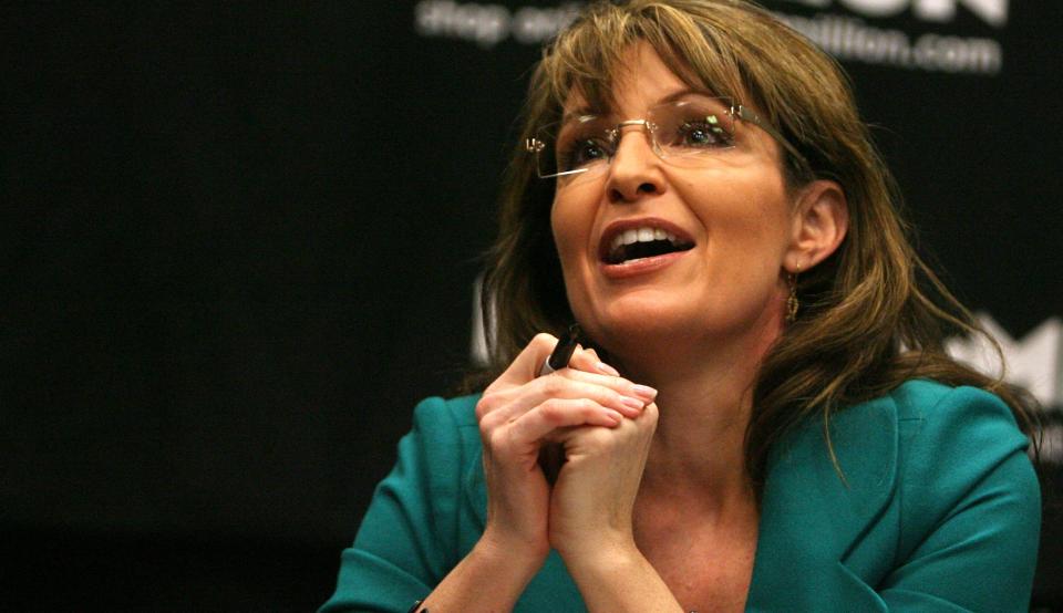 M�TER FANSEN: Sarah Palin signerte b�ker p� et kj�pesenter 15. februar. I disse dager er hun i Los Angeles for � selge inn et nytt tv-program. Foto: SCANPIX