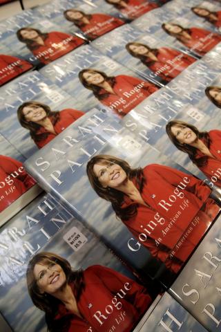 PALINS BOK: Allerede to uker etter at boka kom i butikkene i november i fjor hadde �Going Rogue: An American Life� solgt over en million eksemplar. Foto: SCANPIX