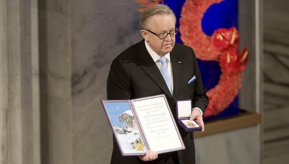 FREDSSYMBOL: Her mottar Martti Ahrisaari fredsprisen. Interpeace slurvet med rapporteringen, men fikk likevel kraftig �kt st�tten fra Norge. Foto: Espen R�st