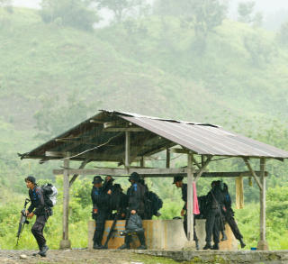 UROLIG: Politifolk p� jakt etter Jemaah Islamiyah-medlemmer i Aceh i Indonesia. Interpeace driver dialogarbeid for fred i landet, st�ttet av Norge. Foto: AFP/Scanpix