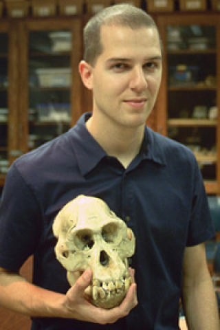 �IDA� var ikke en direkte slektning av oss mennesker, sier Chris Kirk, professor i fysisk antropologi og ekspert p� tidlige primater ved Universitetet of Texas at Austin.