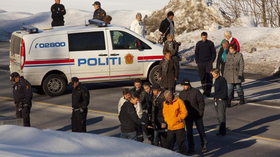MINNES KOLLEGA:  Venner og kolleger samlet seg i sorg p� �stedet der B�rge Ivarsen ble kj�rt ned og drept. Foto: Torbj�rn Berg