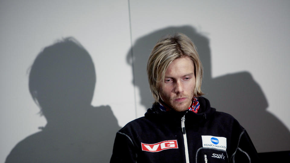 BURDE V�RT SPART: Roar Gaustad og Torgeir Nordby p�tar seg ansvaret for br�ket etter at landslagshopper  Bj�rn Einar Rom�ren pr�vehoppet i Holmenkollen
f�r Anette Sagen foretok det offisielle �pningshoppet.Foto: Stian Lysberg Solum / SCANPIX