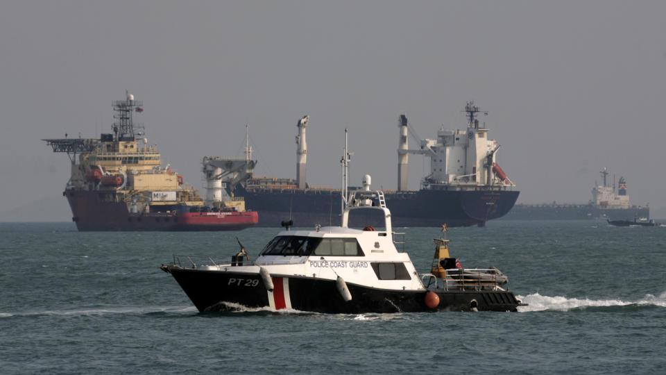 FRYKTER TERRORANGREP: Kystvakten patruljerer p� dette bildet Malakkastedet ved kysten av Singapore. Foto: REUTERS/Vivek Prakash/SCANPIX