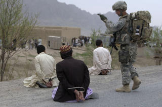 SLITER: De internasjonale styrkene sliter i Afghanistan, og fredsforhandlinger med Taliban m� til for � sikre en fredelig l�sning i landet, mener FNs avtroppende spesialutsending Kai Eide. Foto: REUTERS/SCANPIX