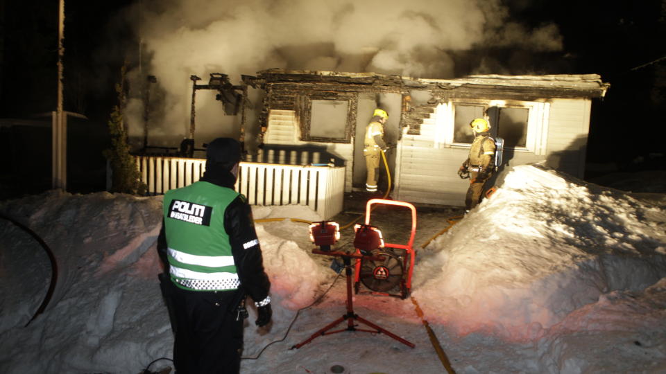 HYTTEBRANN: En mann i 60-�ra er p�grepet etter at hytta hans brant ned i Skiptvet i Follo. Det er uklart om det befinner seg noen inni hytta. Foto: Terje Akerhaug