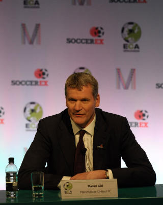 AVVISENDE: United-direkt�r David Gill har s� langt ikke v�rt i n�rheten av � st�tte �riddernes� planer. Foto: AFP/Paul Ellis