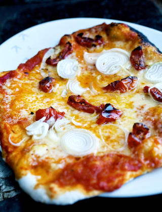 PIZZA: En god bunn er fundamentet i en god pizza. Brimis oppskrift finner du nederst i saken. Foto: Mette M�ller