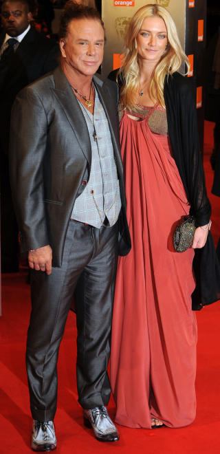 NY KJ�RESTE: Mickey Rourke er sammen med den russiske modellen Elena Kuletskaya. Foto: AFP PHOTO/Ben Stansall