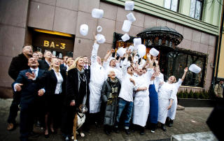 AVSKJEDSFEST: Eyvind Hellstr�m tok farvel med gamle og nye kollegaer, og restaurant Bagatelle. Foto: Thomas Rasmus Skaug