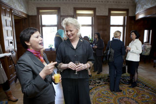 FIKK KOMME:  Helga Pedersen i passiar med den islandske ambassad�ren Sigridur D. Kristmundsd�ttir, som tok initiativ til ambassad�renes nettverk. Foto: Jon Terje H. Hansen / Dagbladet