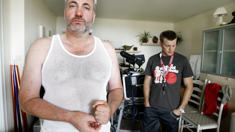 MER TR�BBEL: Innspilling av filmen �Sebastians verden� i en leilighet p� Lambertseter i Oslo i 2006. Skuespillerne Kim Bodnia og Andreas Wilson (t.h.) N� kan filmen bli stanset av namsmannen.   Foto: Hans A. Vedlog / Dagbladet