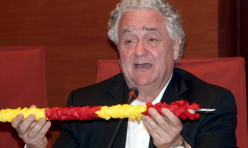 Regionalpolitikeren Jorge Wagensberg viser fram et tyrefektersverd under en debatt i regionforsamlingen i Catalonia i Spania denne uken. Forsamlingen diskuterer om tyrefekting skal bli forbudt i Catalonia. Foto: REUTERS/SCANPIX