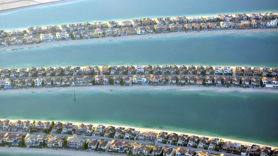 KJ�PTE VILLAER FOR 260 MILLIONER KRONER: P� bare to uker tidlig i fjor ble en 11-�ring fra Aserbajdsjan eieren av ni herskapshus p� den kunstige �ya Palm Jumeirah i Dubai. Foto:  REUTERS/Matthias Seifert/Scanpix