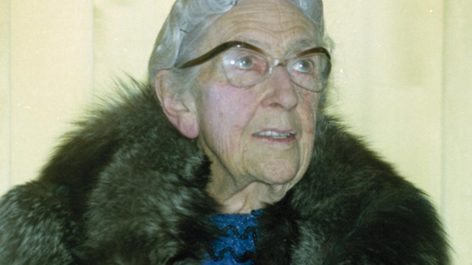 KRIMDRONNING: Agatha Christie rakk � skrive 110 b�ker. Her er hun i 1974, to �r f�r hun d�de. Nylig fant en engelsk kvinne juveler og gullmynter som tilh�rte Christie, i en kiste hun hadde kj�pt p� auksjon. FOTO: SCANPIX/ AP.