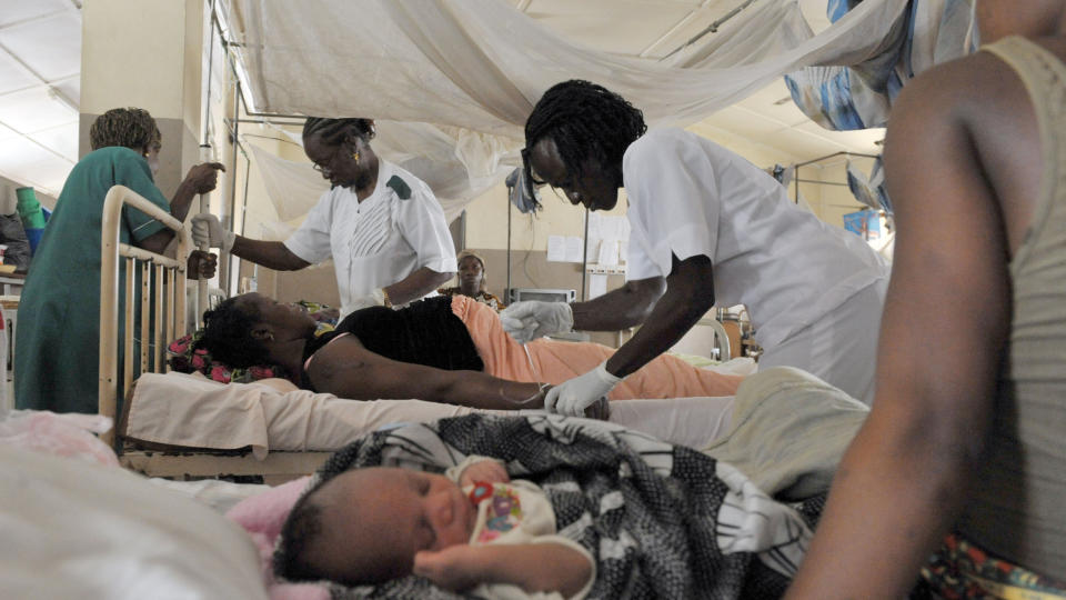 VERST I SIERRA LEONE: Sv�rt mange kvinner verden over d�r i barselseng fordi de m� f�de hjemme uten hjelp fra helsepersonell og uten � ha f�tt f�dseltrening. Verst er forholdene for kvinner i Sierra Leone. Denne kvinnen som skal f�de er blant de heldige, hun har kommet seg til et sykehus i Sierra Leone og f�r hjelp fra helsepersonell. FOTO: AFP/ ISSOUF SANOGO