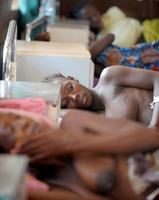 VENTER P� HJELP: Denne kvinnen venter p� hjelp p� et sykehus i Sierra Leone i forbindelse med en f�dsel. FOTO: AFP / ISSOUF SANOGO