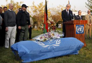 TRAGEDIE: Kai Eide taler under minnetjenesten til to av de fem som ble drept da terrorister angrep et gjestehus i Kabul der FN-ansatte bodde. � ha sikkerhetsansvaret for s� mange medarbeidere har g�tt inn p� ham, medgir Eide. Foto: REUTERS/Oleg Popov/Scanpix
