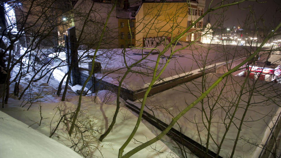 SJAKT: Via en luke ved denne bygningen tok Gabriel seg inn i sjakta. N� vil politiet fors�ke � sikre inngangene til disse sjaktene bedre. Foto: Expressen