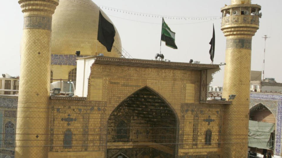 MINST FIRE DREPT: Imam Ali-moskeen i Najaf er et av sjiaislam helligste steder. I dag gikk en bilbombe av f� hundre meter fra moskeen. Foto: REUTERS/SCANPIX