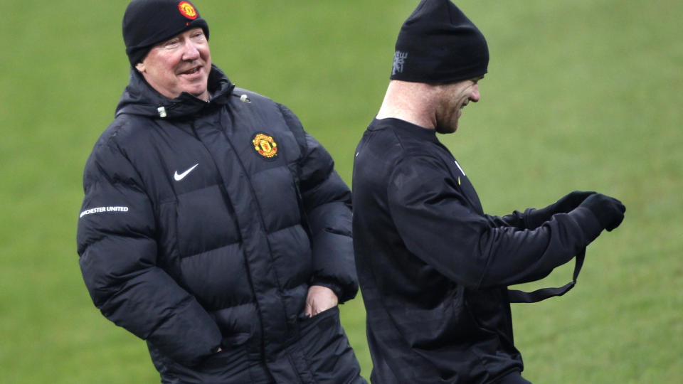 LYSTIG: Sir Alex Ferguson og Wayne Rooney sp�kte og lo p� treningsfeltet f�r oppgj�ret mot AC Milan. Fullt s� morsomt er det ikke at spissen muligens m� st� over dagens kamp mot Wolves. Foto: Alessandro Bianchi / REUTERS.