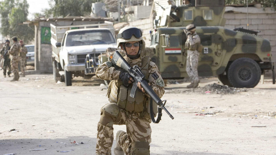 ANSPENT: Sikkerhetstiltakene f�r s�ndagens valg i Irak er enorme, her en irakisk soldat ved et valglokale i Basra i dag. Minst 49 mennesker har blitt drept i l�pet av valgkampen. Foto: ATEF HASSAN / REUTERS / SCANPIX