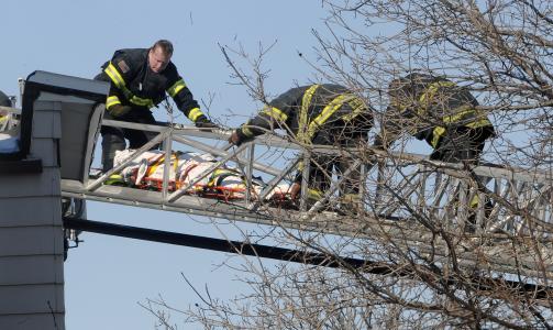 FRAKTER UT EN AV DE OMKOMNTE:  S�ndag 14. februar klokka halv sju om morgenen startet brannen som tok livet av sju mennesker. Den minste var bare tre dager gammel.  Foto: SCANPIX/AP Photo/Chicago Sun-Times, Al Podgorski