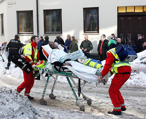 TIL SYKEHUS: Flere av personene som var tilstede i brannleiligheten trengte legebehandling etter � ha blitt hentet ut av brannvesenet. Foto: SVEIN GUSTAV WILHELMSEN