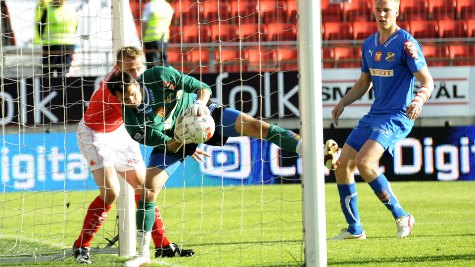 REDNING P� M�LSTREKEN: Kenny Stamatopoulos redder p� m�lstreken i oppgj�ret mellom Lyn og Brann fra i fjor. N� har fotballens lovmakere sagt nei til teknologi som skal avgj�re om ballen er inne eller ute. Foto: Marit Hommedal / SCANPIX  .