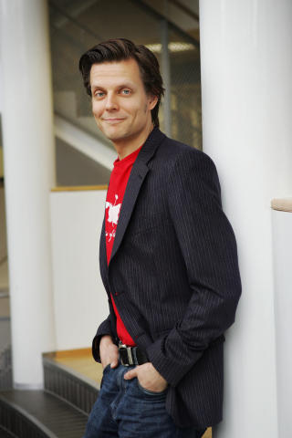 MANNEN BAK ALAN: Sam Lake, som b�de laget og sto modell for Max Payne, er snart klar til � lansere sitt nyeste spill �Alan Wake�. Foto: REMEDY